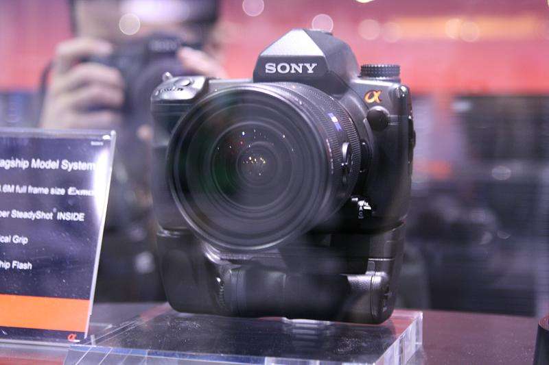 Illustration for article titled Sony's 25-Megapixel Full-Frame Sensor Lands in Massive Sony DSLR